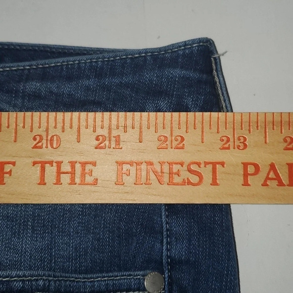 Torrid Medium Wash Frayed Denim Jean Shorts Women’s Size 24 - Picture 9 of 11